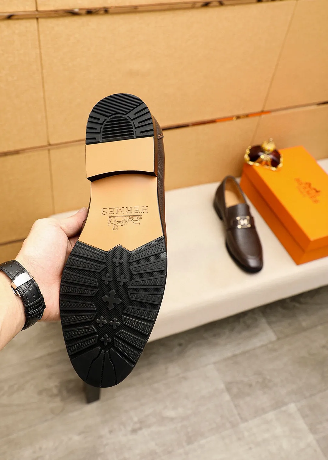 Men's shoes 💰442 💐 Product trademark: HERMES "Hermès" casual leather shoes Regular size: 38-44 (45🉑️customized) Product materials: Selected imported first-layer pebbled calfskin upper + luxury hardware buckle, imported water-dyed 🐂 cowhide lining. Strong three-dimensional visual effect, combined outsole Color: 2⃣️colors available